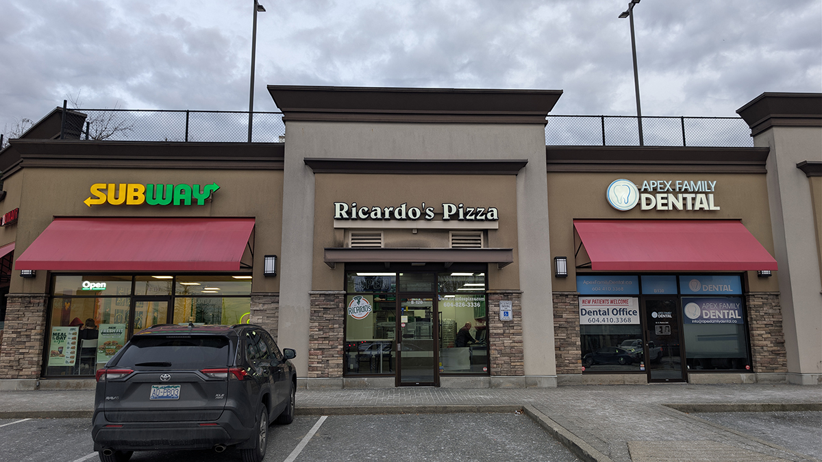 Ricardo's Pizza Mission location exterior
