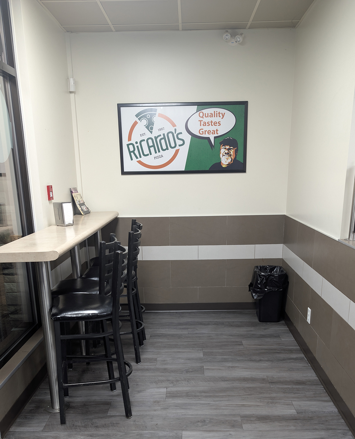 Ricardo's Pizza Mission location interior
